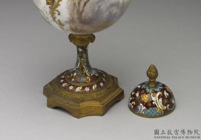 图片[2]-Stem cup with closonne enamel segments and  painted enamel decoration of Western figures on porcelain, Qing dynasty (1644-1911)-China Archive